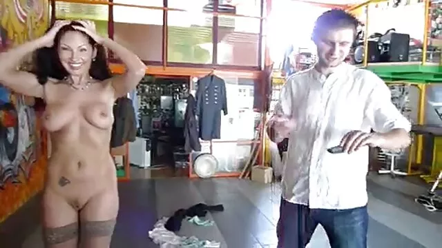 Instrucciones sobre cómo seducir cojiendo ami suegra dormida a las vaquillas.