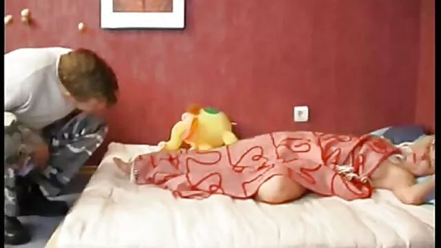 Un bebé delgadito se masturba el coño depilado follando con mi suegra mexicana con un consolador