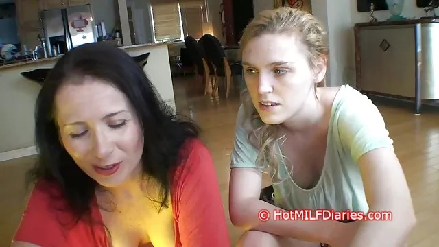 Tres jóvenes mi suegraxxx lesbianas en lencería sexy lamen un dulce coño