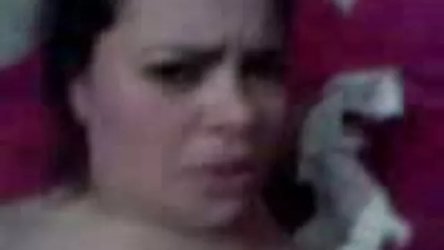 Un hombre maduro viene de un viaje de negocios y suegra cojiendo con el yerno se folla a dos rubias sexys