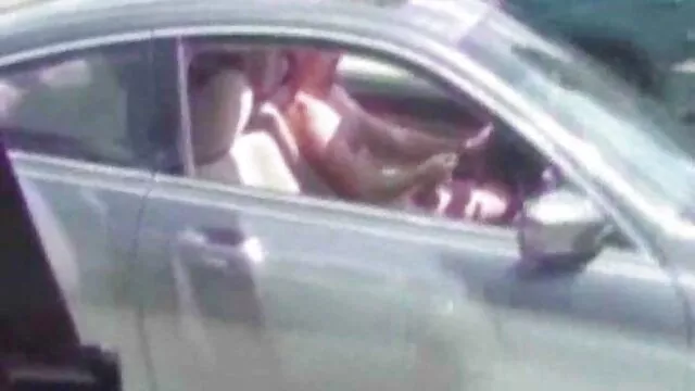 Putas desvergonzadas, no estudiantes, eso es lo que son. No se avergüenzan de nada, se lo llevan a cogiendo a mi suegra en tanga la boca delante de sus propias novias. Y los chicos son buenos, se bajaron los pantalones, se masturbaron las pollas y reímos mientras estos pezones los trabajan