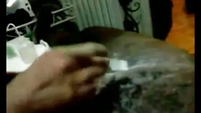 Mujer negra caliente recibe una gran polla en se folla asu suegra su coño