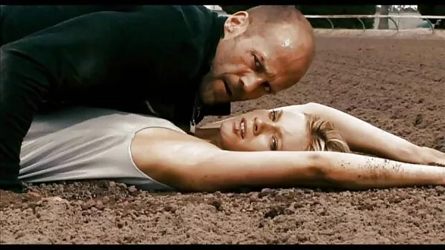 Hermosa chica chupa la polla de rodillas suegras follando con yernos