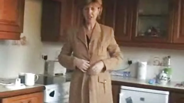 Una morena delgada soporta el cáncer y un tío le folla el coño mojado con los follando a las suegras dedos