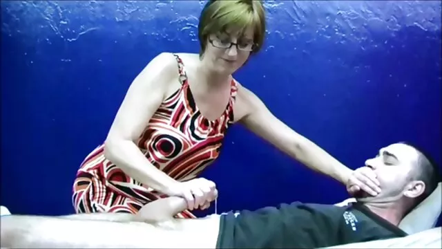 El tio se folla a una puta madura en anal suegra follando al yerno follada