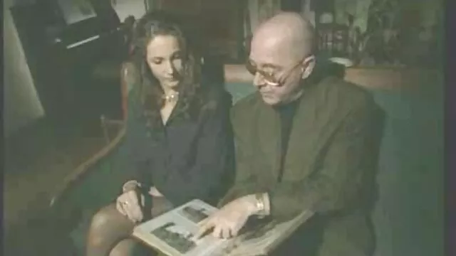 Adolescente Riley Reid juega con el folladas de suegras coño de una amiga lesbiana en el baño