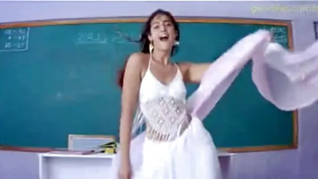 Bellezas sexy después de una fiesta de clase organizaron sexo suegra y yerno un gangbang anal