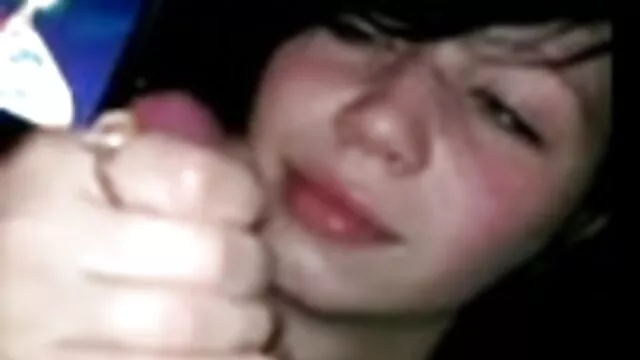 La rubia tetona vino a visitar a su guarra, no porque la extrañara, sino porque cogiendo con mi suegra borracha se compró un strap-on grueso y no ve la hora de probarlo. Después de beber una copa de champán, dijo vámonos e insertó una unidad gruesa en el culo del esclavo.