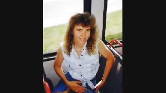 Como un perro hambriento, una rubia insaciable se abalanza sobre las pollas que sobresalen, tratando de meterlas más profundamente en su gran boca. yerno se folla a su suegra