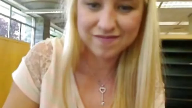 Tres jóvenes estudiantes se llevaron a un hombre foyando ala suegra excitado, lo llevaron a una habitación de motel y lo follaron duro