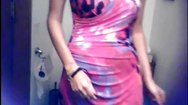 Una puta lujuriosa y dos tíos no son suficientes. Ella es famosa por yerno folla a suegra sus pimientos y se deja follar tanto por el coño como por el culo, lo que a los dos amigos les gustó mucho.