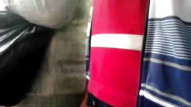 El tipo violó a una joven estudiante en un sitio de construcción, poniéndole se coje ala suegra una mordaza en la boca