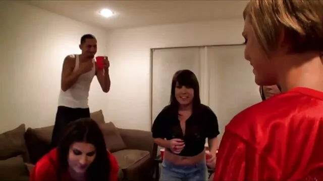 Los tipos decidieron separarse videos de suegras culonas el fin de semana, tomaron a sus esposas y se dirigieron a la orilla del río, comieron barbacoa, bebieron específicamente y comenzaron a follar con las esposas del otro.