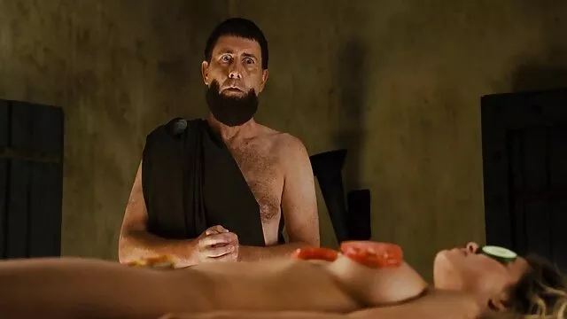 Un tipo con una enorme polla se folla a rubias tetonas en la boca y entre yerno tiene sexo con su suegra las tetas