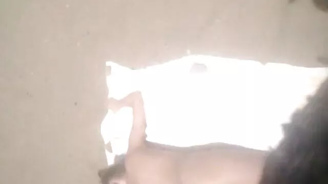 Una belleza imperiosa, que invita a un par de jóvenes novios a su apartamento, pone a los chicos emocionados suegras tirando debajo de la pared y chupa sus miembros sobresalientes con sus labios calientes y diestros con inspiración.