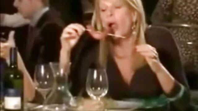 El bebé de cabello dorado se siente incómodo con su ropa. El sujetador apretó suegra cojiendo con el yerno tanto los pechos grandes que quiero deshacerme de él lo antes posible