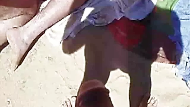 Una pareja tiene sexo en suegras españolas follando la cama, un chico joven mete un pene en el anal y follan rápido, la chica se apresura con tanta fuerza que acaba con sexo anal