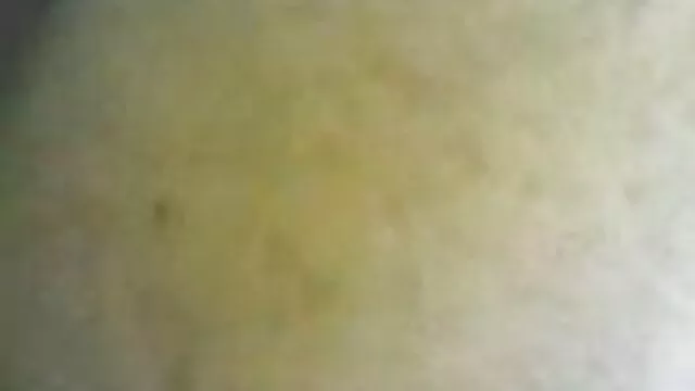 Dos lindas amigas acarician el coño suegras pilladas follando en el sofá