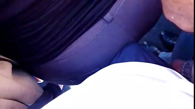 Una de las novias tiene un pene bastante decente entre las piernas. La compañera, al ver este se folla a su novia ya su suegra órgano, se abalanzó sobre él para llevárselo profundamente en la boca y luego sustituirlo por un agujero fuerte y estrecho debajo de él.