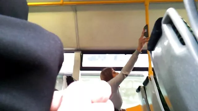 Los hombres duros se golpean el culo unos a cojiendo con la suegra mexicana otros y terminan violentamente