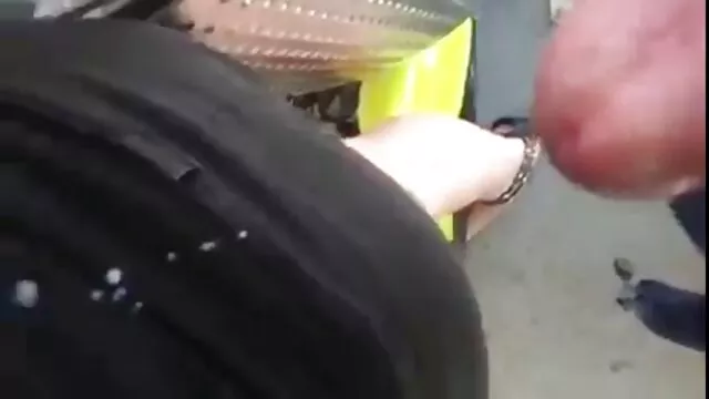 Amigo hizo que Emilia usara pantimedias en sus manos cojiendo con mi suegra y mi cuñada