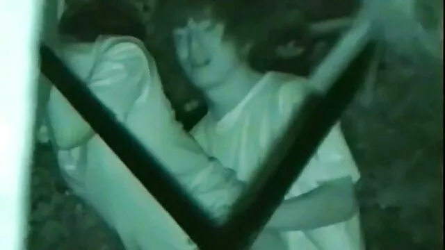 Las chicas llegaron a una sesión de fotos eróticas, se desnudaron y empezaron a posar, al principio todo salió como debía, pero luego los chicos del estudio fotográfico se cogiendo ala suegra emocionaron y se abalanzaron sobre las chicas.