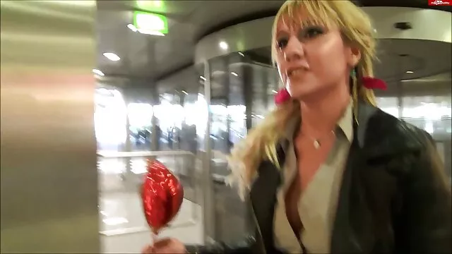 Un tipo con una cogiendo a mi suegra dormida gran polla se folla a una sexy rubia a lo perrito