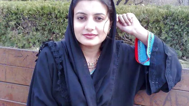 La rubia Maya Hills se folla su estrecho anal con un consolador y le chupa la polla a suegras corriendose un chico