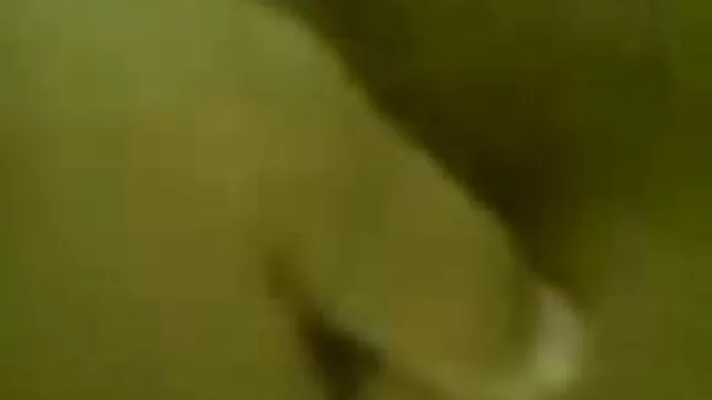 La chica se folla en el baño y espera a su cogiendo con mi suegra borracha novia