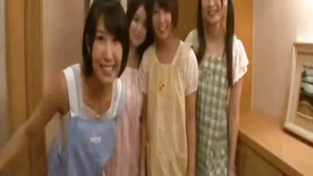 Lesbiana rubia tetona y sexy acaricia a un bebé en entrenamiento suegras viejas follando