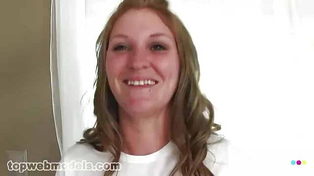 Una jovencita le chupa la polla a su novio y folla se coge a la suegra con él