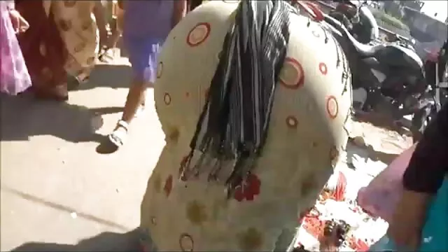 Chica negra y sexy bebe un cóctel de nueras cojiendo semen