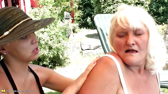 Madrastra tetona sexy suegra culiando con yerno chupa la polla gorda de su hijastro