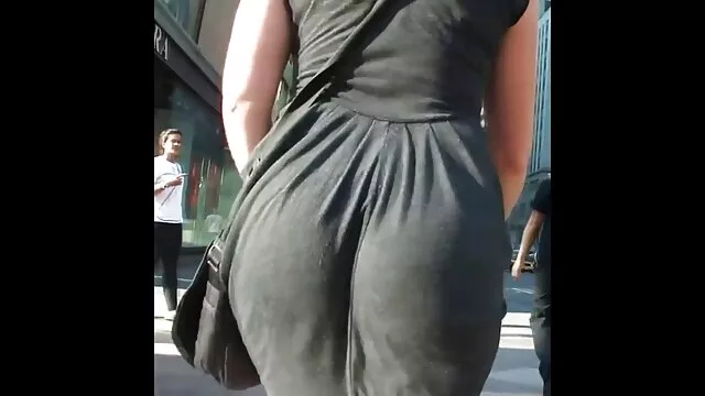 Dos chicas hacen feliz al hijo de puta chupando su polla mi suegra coje rico