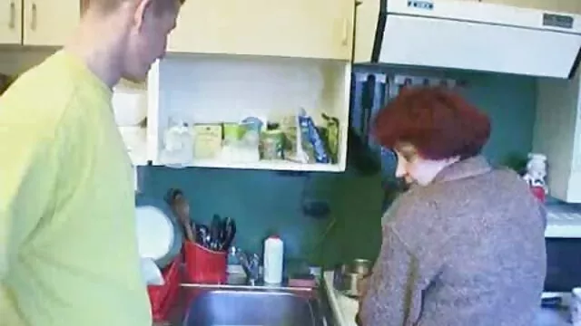 Una videos de sexo suegra y yerno joven morena se acaricia y folla delante de la cámara