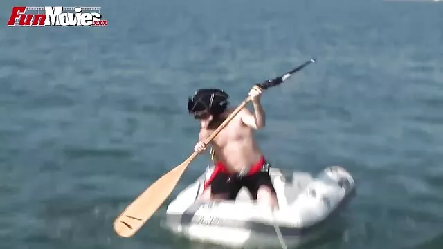 La perra le chupó la polla a un vagabundo que videos de suegras maduras tenía los ojos vendados