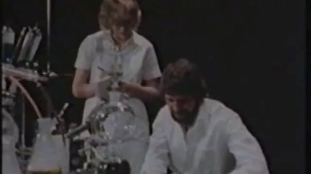 Jillian y Sabrina comparten cojiendo a mi suegra en la cocina una polla negra de guapo