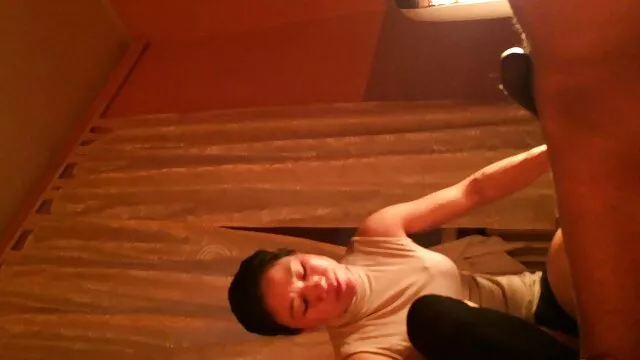 Dos hermosas chicas rusas, una rubia y una morena, se dedican a un hermoso sexo sensual con un chico joven, lamiendo su pene y bolas y dejándose se folla a su novia ya su suegra follar en coños mojados.