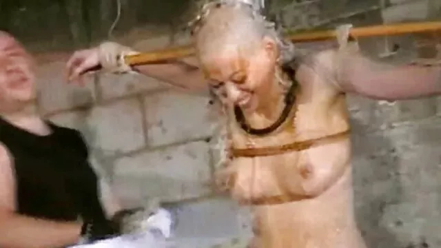 Vídeo porno online en el que un tío se pajea y se follando con tu suegra corre