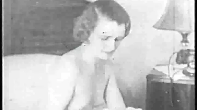 Ella espera con miedo al cabrón, y aquí viene, joven y lujurioso videos follando a la suegra