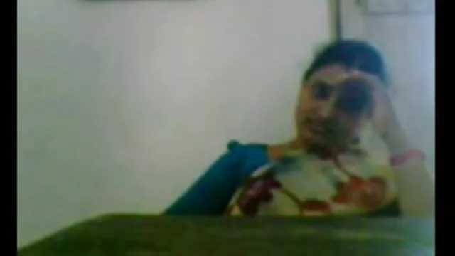 La rubia Yana Fox se folla el coño cojiendo suegra regordete con los dedos