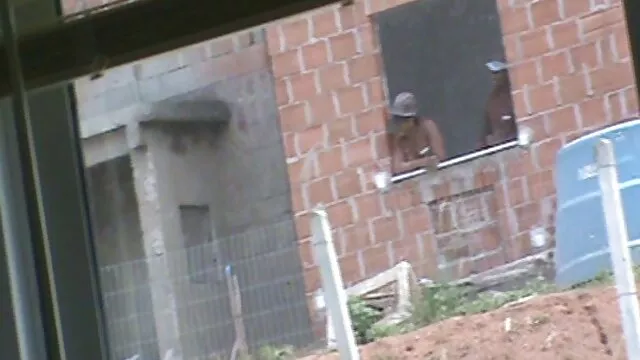 La rubia depravada se sentó hasta el final sobre un vibrador grueso y se folla, la perra está tan angustiada de tal follada que se mete la mano en el coño hasta el codo y se lleva a un orgasmo violento. suegra y nuera follando