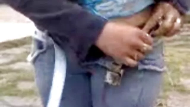 La puta atormenta dulcemente su apetitoso y sex con mi suegra húmedo coño al principio con manos suaves y luego con un vibrador masivo.