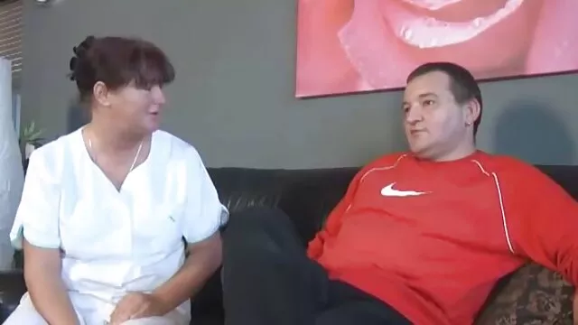 Morena rusa estira un consolador anal apretado antes de tener sexo follando suegras culonas con un chico