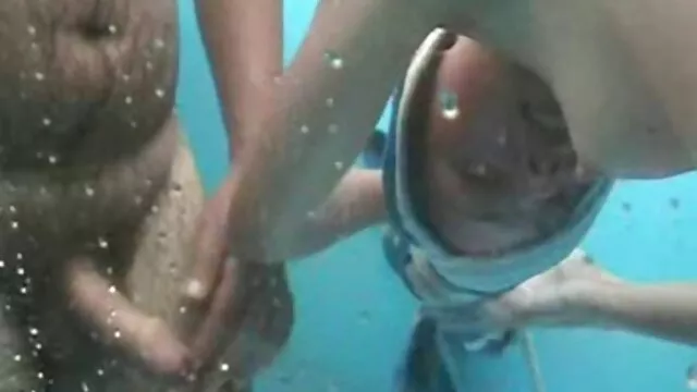 Un negrito negro folla en una yerno y suegra follando obra con constructores lujuriosos