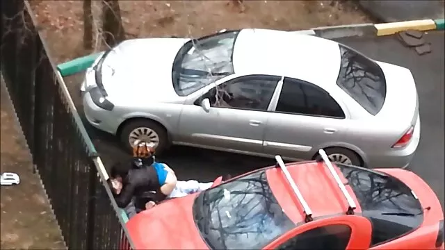 ¡En lugar de hablar, deja que le escoja el coño, o mejor si se la folla duro y sin piedad por el culo lascivo! ¡Entonces el día de esta puta será sexo de suegras con yernos provechoso!