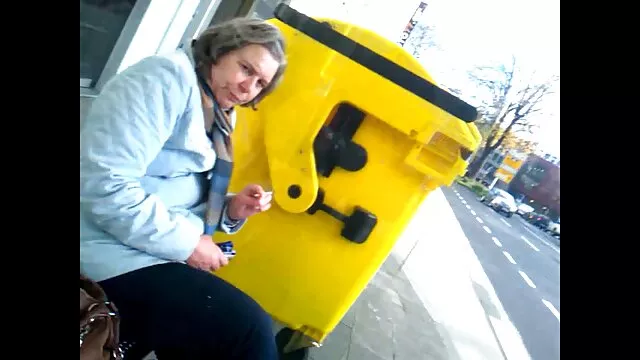 Hermosa rubia suegras cojiendo yernos follada por dos tíos