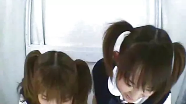 Una estudiante de enormes tetas y figura algo regordeta, masturbándose suegras tetonas calientes con diligencia su picante coño, fue descubierta por un semental más maduro que no pudo resistirse a esta seductora nena y se la folló duro